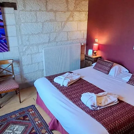 فندق Logis Le Bussy 3*